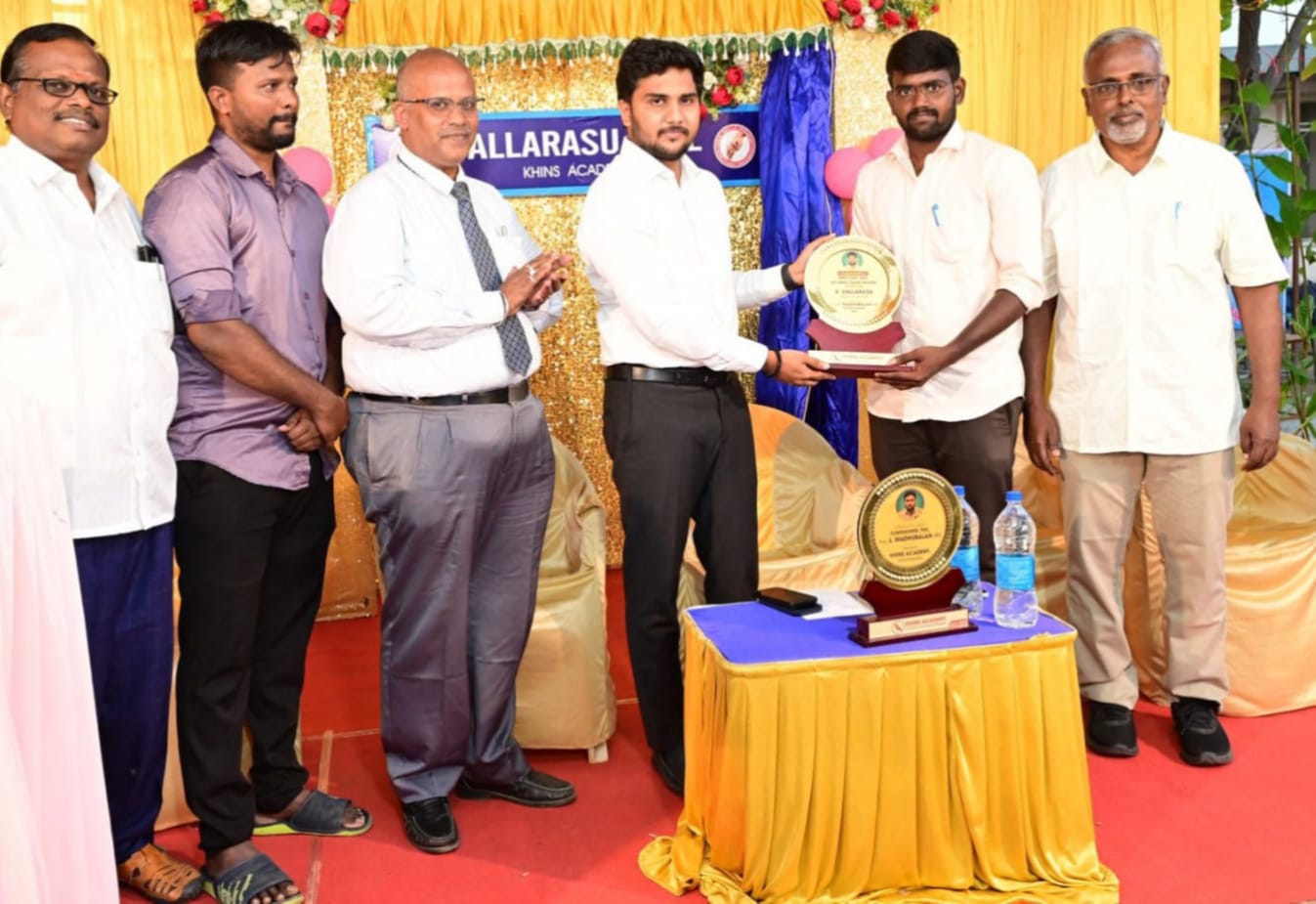 வங்கி தேர்வில் அகில இந்திய அளவில் முதல் மதிப்பெண் பெற்ற கின்ஸ் அகடாமி மாணவர் வல்லரசு. தூத்துக்குடி மாநகராட்சி ஆணையர் மதுபாலன் பாராட்டு